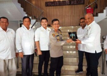 TERIMA KUNKER: Kapolrestabes Medan Kombes Pol Dr Teddy Jhon Sahala Marbun SH MHum menerima kunker Komisi I DPRD Medan di Polrestabes, Selasa (9/1/2024).(Foto Dok/Polrestabes)