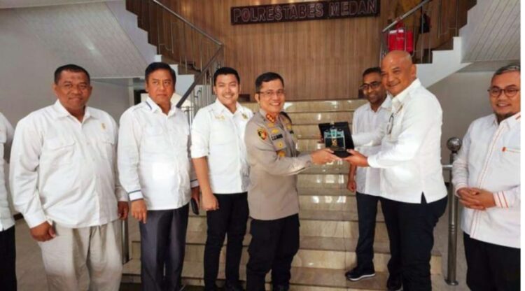 TERIMA KUNKER: Kapolrestabes Medan Kombes Pol Dr Teddy Jhon Sahala Marbun SH MHum menerima kunker Komisi I DPRD Medan di Polrestabes, Selasa (9/1/2024).(Foto Dok/Polrestabes)
