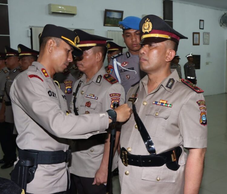 SEMATKAN :Kapolres Sergai, AKBP Oxy Yudha Pratesta menyematkan tanda jabatan kepada AKP Sunipan Guru Singa selaku Kapolsek Perbaungan yang baru saat memimpin.Sertijab Kasatres Narkoba,.Kasat Binmas dan empat Kapolsek jajaran,.Rabu.(10/1/2024). (Foto Dok/Humas Polres Sergai)