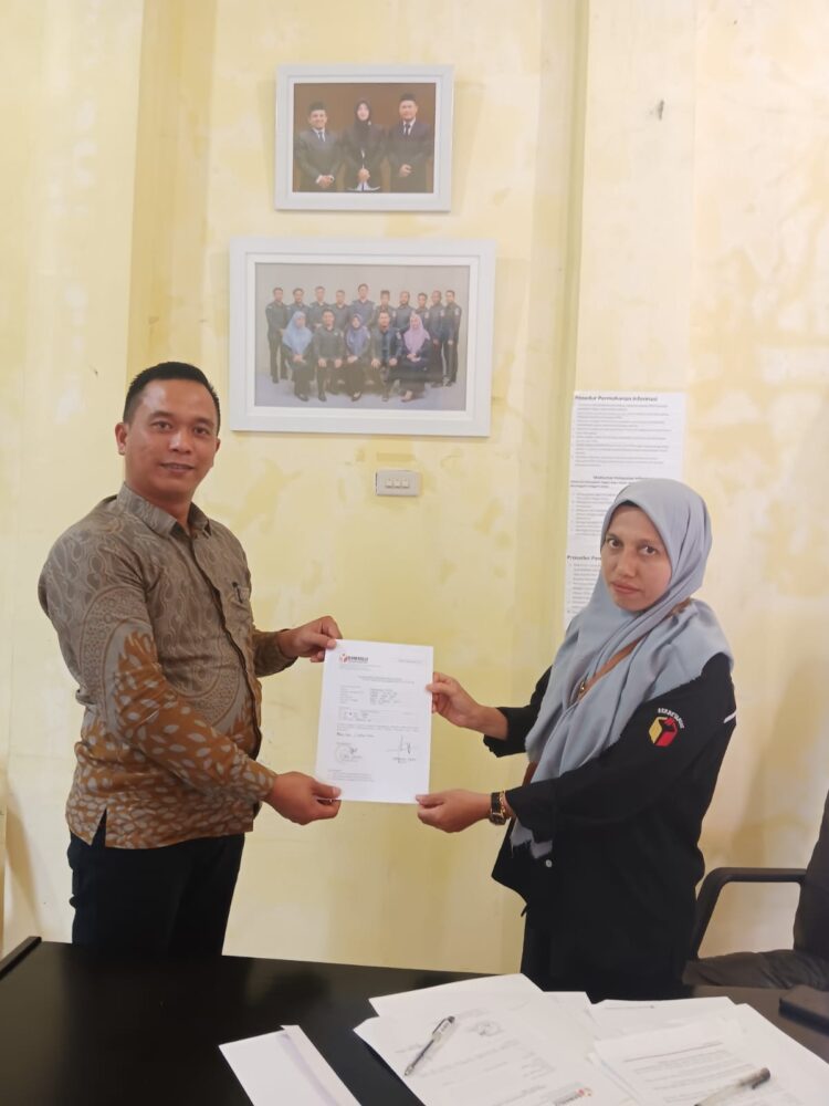 Laporan ini diajukan oleh Direktur Eksekutif Yayasan Lembaga Bantuan Hukum Keadilan Aceh (YLBH-AKA) Nagan Raya Muhammad Dustur, S.H,Mkn dan diterima langsung oleh Ketua Panwaslih Nagan Raya Syarifah Nur dan didampingi staf sekretariat Panwaslih setempat.