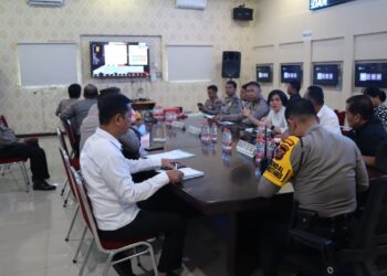 ZOOM MEETING: Personel Polrestabes Medan mengikuti zoom meeting membahas aplikasi DORS di gedung Patriatama Mapolrestabes, Rabu (10/1/2024).(Foto Dok/Polrestabes)