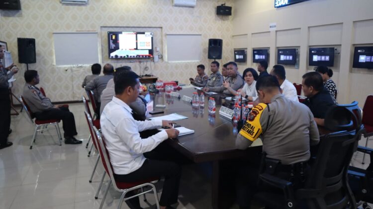ZOOM MEETING: Personel Polrestabes Medan mengikuti zoom meeting membahas aplikasi DORS di gedung Patriatama Mapolrestabes, Rabu (10/1/2024).(Foto Dok/Polrestabes)