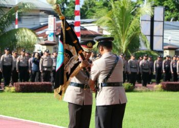 Polda Sulawesi Utara menggelar Upacara Serah Terima Pataka Maesa’an Waya, di halaman Mapolda Sulut, Rabu (10/1/2024) pagi.

Kegiatan ini merupakan rangkaian serah terima jabatan Kapolda Sulawesi Utara dari pejabat lama Irjen Pol Setyo Budiyanto kepada pejabat baru Irjen Pol Yudhiawan