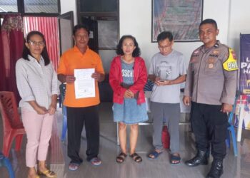 Bhabinkamtibmas 3 Kelurahan Aipda F. Elias bersama Ketua Lingkungan V Kelurahan Biyung Karangria, ibu Noni Langitan, berhasil meresapi keberhasilan kegiatan Problem Solving di Kantor Kelurahan Bitung Karangria pada hari Selasa, tanggal 9 Januari 2024, sekitar jam 10.00 Wita.