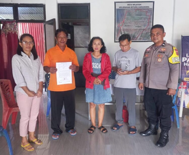 Bhabinkamtibmas 3 Kelurahan Aipda F. Elias bersama Ketua Lingkungan V Kelurahan Biyung Karangria, ibu Noni Langitan, berhasil meresapi keberhasilan kegiatan Problem Solving di Kantor Kelurahan Bitung Karangria pada hari Selasa, tanggal 9 Januari 2024, sekitar jam 10.00 Wita.