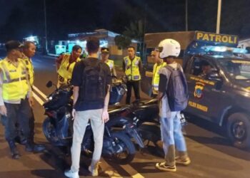Polsek Bunaken menggelar Operasi Knalpot Brong/Racing di wilayah hukumnya. Kegiatan ini dipimpin oleh Kapolsek Bunaken Ipda Trivo Datukramat, dimulai dari pukul 21.00 hingga 23.00 WITA.