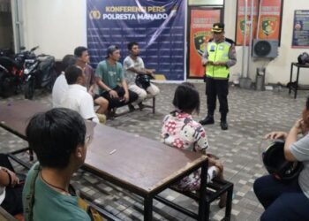 Kasat Binmas Kompol Arie Najoan., memimpin kegiatan himbauan kepada pengemudi dan pengendara yang terjaring dalam Operasi KRYD. Operasi ini dilaksanakan dalam rangka penindakan knalpot racing yang dapat menyebabkan kebisingan atau brong di wilayah tersebut pada, Selasa 9 Januari 2024, pukul 22.11 WITA.