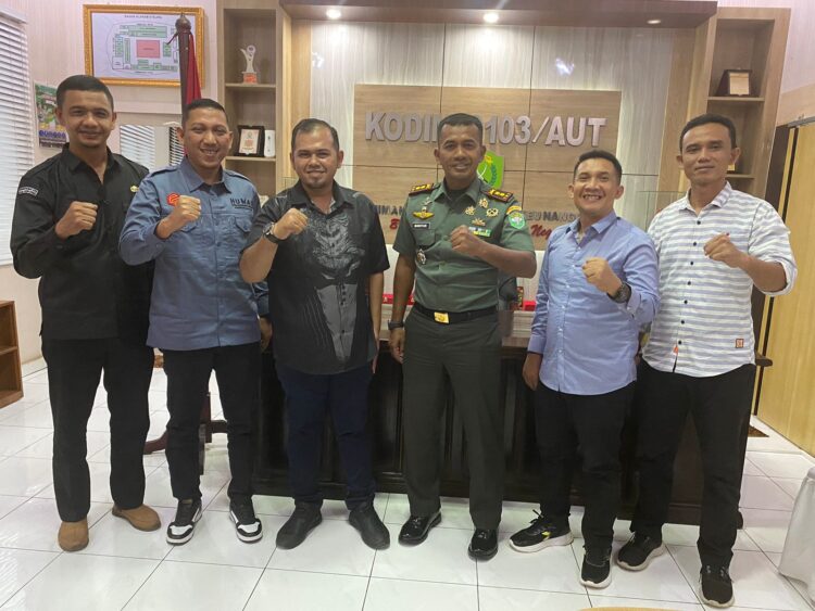 Komandan Kodim 0103/Aceh Utara Letkol Kav Makhyar S.T., M.M., M.H.I., terima kunjungan silaturahmi Ketua Komisi Independen Pemilihan (KIP) Aceh Utara Hidayatul Akbar di ruang kerjanya di Makodim 0103/Aceh Utara, di jalan Iskandar muda, desa gampong Jawa lama, Kecamatan Banda Sakti, kota Lhokseumawe, Rabu (10/01/2024).