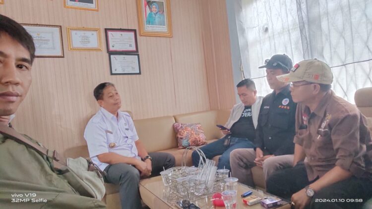 Senin (08/1/24) lalu, sesuai janjinya, Pemkab Tanggamus, diwakili Kadis Kominfo Suhartono, kembali berdiskusi di ruang kerjanya. Namun selama dua jam, Pihaknya belum dapat memberikan solusi.