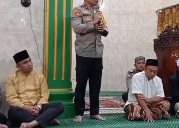 BERI ARAHAN: Wakapolda Sumut Brigjen. Pol. Rony Samtana, S.I.K., M.T.C.P kepada warga saat menyambangi Masjid Nurul Iman, Jalan Sisingamangaraja Medan, Kamis (11/1/2024). (Foto Dok/ Polda Sumut)