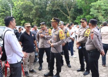 ARAHAN : Kapolres Sergai, AKBP Oxy Yudha Pratesta didampingi Wakapolres Kompol Damos Christian Aritonang, Kabag Ops Kompol LS Siregar, dan Kasat Lantas AKP Andita Sitepu memberikan arahan kepada staf KPU Sergai saat melakukan monitoring ke Gudang Logistik KPU di Perbaungan, Kamis (11/1/2024). (Foto Dok/Humas Polres)