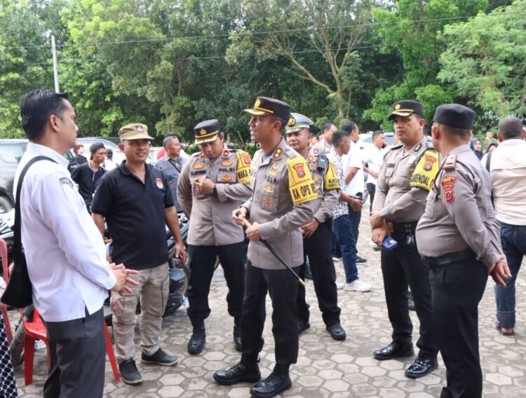 ARAHAN : Kapolres Sergai, AKBP Oxy Yudha Pratesta didampingi Wakapolres Kompol Damos Christian Aritonang, Kabag Ops Kompol LS Siregar, dan Kasat Lantas AKP Andita Sitepu memberikan arahan kepada staf KPU Sergai saat melakukan monitoring ke Gudang Logistik KPU di Perbaungan, Kamis (11/1/2024). (Foto Dok/Humas Polres)