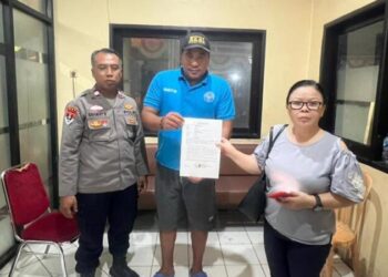 Piket Sentra Pelayanan Kepolisian Terpadu (SPKT) Polsek Malalayang turun tangan dalam menangani kasus selisih paham sewa menyewa tempat usaha di Kelurahan Bahu Lk.Vlll, Kecamatan Malalayang. Permasalahan ini telah berlangsung sejak bulan Mei 2023 dan mencapai tahap penyelesaian melalui problem solving. Rabu, 11 Januari 2024, pukul 22.31 WITA.