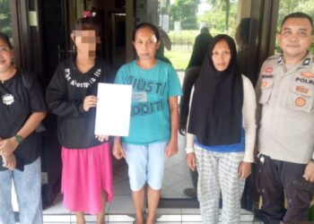 Anggota BhabinKamtibmas Kelurahan Paniki 1,2, dan Kelurahan Paniki Bawah, Aiptu R. Bandola dari Polsek Mapanget, melaksanakan kegiatan problem solving di kantor Mapolsek Mapanget, Kelurahan Kairagi Dua Lk.V, Kecamatan Mapanget, Kota Manado, Rabu (11/1/2024).