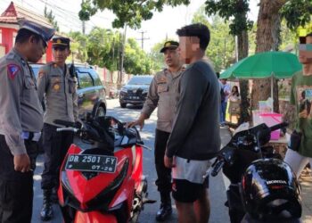 Anggota Polsek Wanea di bawah pimpinan Kapolsek Wanea, AKP Stanley R. Rambing, melakukan operasi razia penertiban kendaraan yang menggunakan knalpot racing/brong di wilayah hukum Polsek Wanea pada hari Rabu, tanggal 11 Januari 2024, pukul 13.30 WITA.