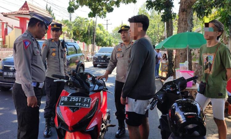 Anggota Polsek Wanea di bawah pimpinan Kapolsek Wanea, AKP Stanley R. Rambing, melakukan operasi razia penertiban kendaraan yang menggunakan knalpot racing/brong di wilayah hukum Polsek Wanea pada hari Rabu, tanggal 11 Januari 2024, pukul 13.30 WITA.