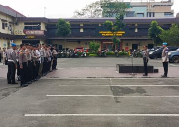 PIMPIN APEL: Kabag Ren Polrestabes Medan AKBP Rimal Dirham pimpin apel di halaman Mapolrestabes, Jumat (12/1/2024).(Foto Dok/Polrestabes)