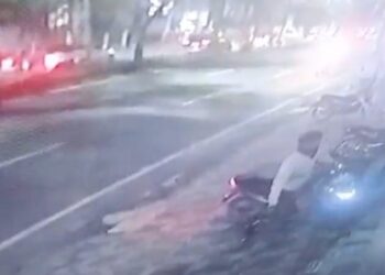 TEREKAM CCTV: Pelaku pencurian sepedamotor Honda Beat BK 3714 ALB milik driver ojol di warkop Jalan Gatot Subroto, Medan tak jauh dari Brastagi Supermarket terekam CCTV.(Foto Dok/Screenshot)