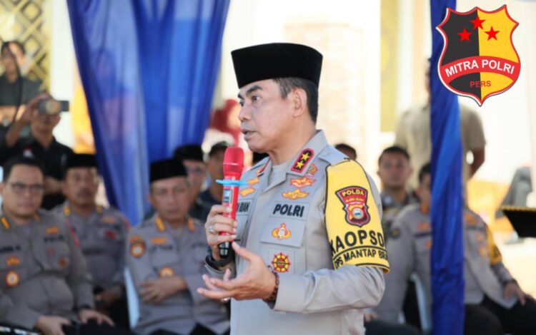 Kapolda Sulsel Irjen Pol Andi Rian R. Djajadi bersama sejumlah pejabat utama Polda Sulsel terima aspirasi Warga dalam Program Jumat Curhat di Pelataran Mesjid Syukur Nikmatullah Lingk. Padangala Kel. Hasanuddin Kec. Mandai Kab. Maros, Jumat (12/01/23).