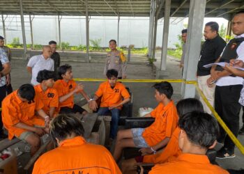 MENGARAHKAN: Kabid Humas Polda Sumut, Kombes Pol Hadi mengarahkan begal yang tertangkap untuk berbaris. (Foto Dok/ Polda Sumut)