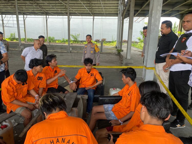 MENGARAHKAN: Kabid Humas Polda Sumut, Kombes Pol Hadi mengarahkan begal yang tertangkap untuk berbaris. (Foto Dok/ Polda Sumut)