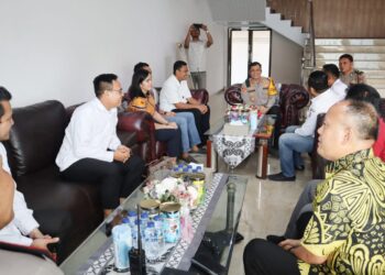 TERIMA AUDIENSI: Kapolrestabes Medan Kombes Pol Dr Teddy Sahala Marbun menerima audinesi Ketua Bawaslu Medan David Tampubolon dan Ketua Bawaslu Deliserdang Febryandi Ginting di lobi Mapolrestabes, Jumat (12/1/2024).(Foto Dok/Polrestabes )