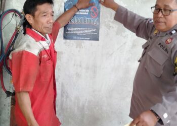 Bhabinkamtibmas Polsek Purwokerto Selatan Aiptu I Nengah, melaksanakan sosialisasi larangan penggunaan knalpot brong, dengan memasamg stiker larangan knlpot brong di bengkel motor di Jalan Gerilya Purwokerto Selatan.