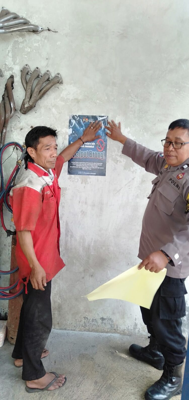 Bhabinkamtibmas Polsek Purwokerto Selatan Aiptu I Nengah, melaksanakan sosialisasi larangan penggunaan knalpot brong, dengan memasamg stiker larangan knlpot brong di bengkel motor di Jalan Gerilya Purwokerto Selatan.