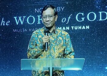 BERI SAMBUTAN: Cawapres nomor urut 03, Mahfud MD memberikan sambutan di hadapan ribuan jemaat GBI Rumah Persembahan Jalan Jamin Ginting KM 11,5 No. 65 Medan Selayang Medan, Minggu (14/1/2024). (Foto:Tumpal Manik)