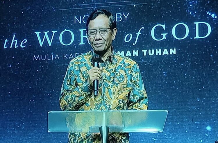 BERI SAMBUTAN: Cawapres nomor urut 03, Mahfud MD memberikan sambutan di hadapan ribuan jemaat GBI Rumah Persembahan Jalan Jamin Ginting KM 11,5 No. 65 Medan Selayang Medan, Minggu (14/1/2024). (Foto:Tumpal Manik)
