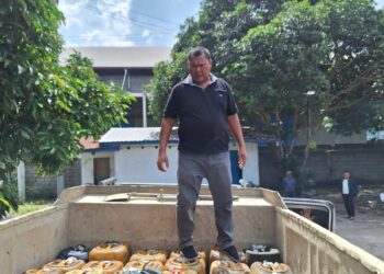 BARANG BUKTI: Ratusan jerigen berisi bio solar yang diangkut dengan truk diamankan personel Polda Sumut sebagai barang bukti, Jumat (12/1/2024). (Foto Dok/ Polda Sumut)
