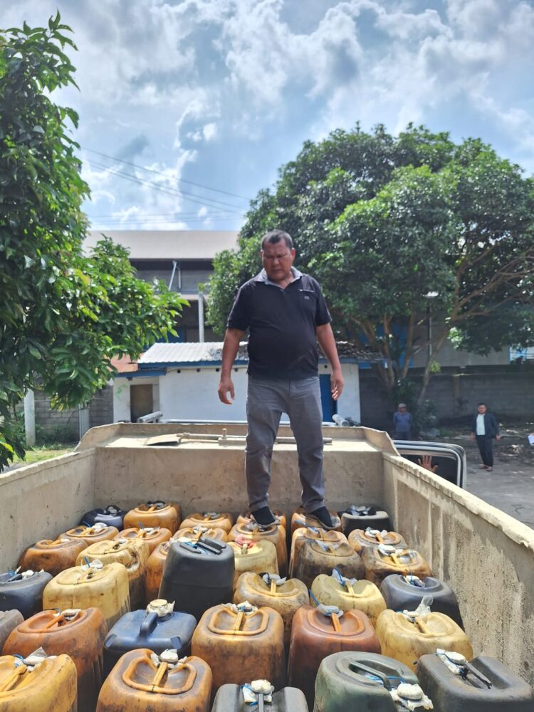 BARANG BUKTI: Ratusan jerigen berisi bio solar yang diangkut dengan truk diamankan personel Polda Sumut sebagai barang bukti, Jumat (12/1/2024). (Foto Dok/ Polda Sumut)