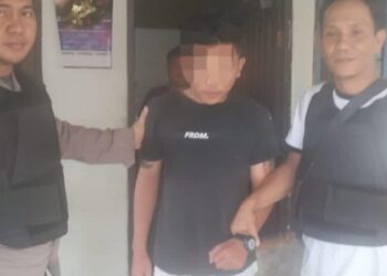 Seorang lelaki berinisial YW (19 tahun), seorang pengemudi ojek online, telah ditangkap oleh Anggota Resmob Polsek Wenang terkait tindak pidana penganiayaan dengan senjata tajam terhadap lelaki lainnya, Marcelino Mandang (18 tahun). Kejadian tragis ini terjadi pada hari Minggu (14/1/2024), sekitar pukul 04.20 Wita di Kelurahan Mahakeret Timur Lingkungan 2, Kecamatan Wenang, Manado.