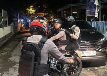 Jajaran Polresta Manado menunjukkan respons yang cepat terhadap laporan dari Call Centre 112/110 terkait keluhan warga terhadap sekelompok individu yang berkumpul dan memutar musik terlalu keras di Kelurahan Ternate Baru, Lingkungan 2, Kecamatan Singkil, Minggu (14/1/2024).