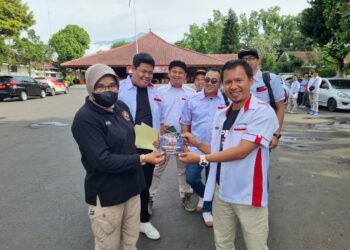 Kasi Humas Polresta Banyumas AKP Siti Nurhayati, melaksanakan sosialisasi larangan penggunaan knalpot brong, dengan membagikan stiker larangan knalpot brong kepada masyarakat usai kegiatan Deklarasi Jateng Zero Knalpot Brong Polresta Banyumas di Alun-alun Purwokerto, Minggu (14/1/24).