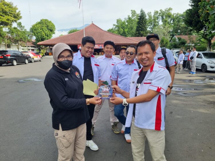 Kasi Humas Polresta Banyumas AKP Siti Nurhayati, melaksanakan sosialisasi larangan penggunaan knalpot brong, dengan membagikan stiker larangan knalpot brong kepada masyarakat usai kegiatan Deklarasi Jateng Zero Knalpot Brong Polresta Banyumas di Alun-alun Purwokerto, Minggu (14/1/24).