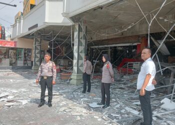 PANTAU: Kapolsek Medan Kota Kompol Selvintriansih memantau kondisi gedung RM Famili pasca ledakan di Jalan Sisingamangaraja Medan, Senin (15/1/2024). (Foto Dok/ T77)
