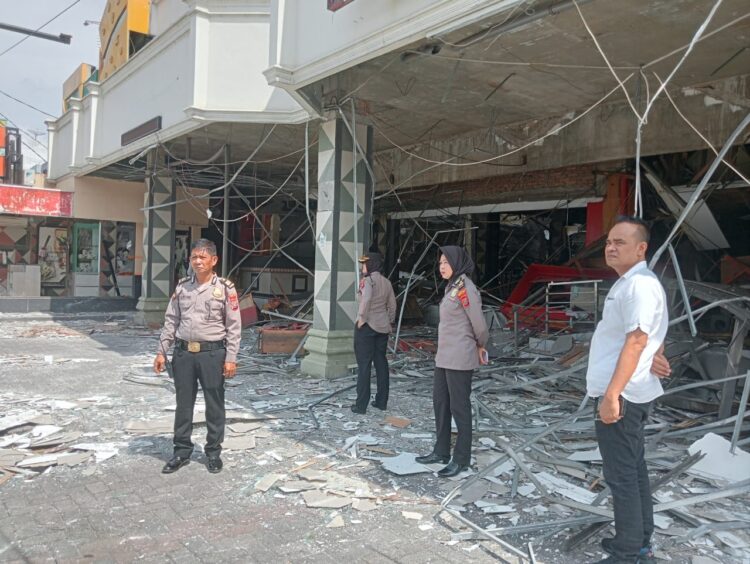 PANTAU: Kapolsek Medan Kota Kompol Selvintriansih memantau kondisi gedung RM Famili pasca ledakan di Jalan Sisingamangaraja Medan, Senin (15/1/2024). (Foto Dok/ T77)