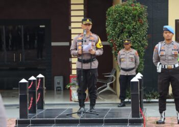 Kapolres Samosir AKBP Yogie Hardiman, S.H., S.I.K., M.H., menekankan Pentingnya Netralitas Anggota Polri dalam Pemilihan Umum (Pemilu) 2024. Arahan ini disampaikan saat melaksanakan Apel Jam Pimpinan yang diadakan di Lapangan Mako Polres Samosir, Senin (15/01/2024).
