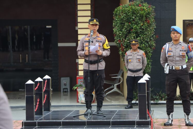 Kapolres Samosir AKBP Yogie Hardiman, S.H., S.I.K., M.H., menekankan Pentingnya Netralitas Anggota Polri dalam Pemilihan Umum (Pemilu) 2024. Arahan ini disampaikan saat melaksanakan Apel Jam Pimpinan yang diadakan di Lapangan Mako Polres Samosir, Senin (15/01/2024).