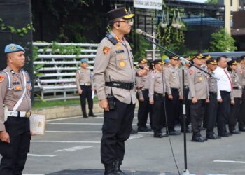 PIMPIN APEL: Kapolrestabes Medan Kombes Pol Dr Teddy John Sahala Marbun S MHum memimpin apel di Mapolrestabes, Senin (15/1/2024).(Foto Dok/Polrestabes)