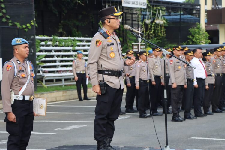PIMPIN APEL: Kapolrestabes Medan Kombes Pol Dr Teddy John Sahala Marbun S MHum memimpin apel di Mapolrestabes, Senin (15/1/2024).(Foto Dok/Polrestabes)