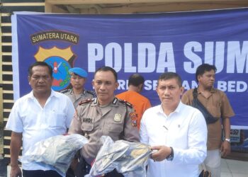 PERLIHATKAN : Kapolsek Firdaus AKP Andi Sujendral didampingi Kanit Reskrim Iptu Maruli Sihombing dan Ps Kasi Humas Polres Sergai Iptu Edward Sidauruk memperlihatkan barang bukti saat mengungkapkan motif suami bunuh istri, Senin (15/1/2024). (Foto Dok Polresta)