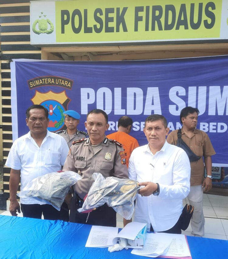 PERLIHATKAN : Kapolsek Firdaus AKP Andi Sujendral didampingi Kanit Reskrim Iptu Maruli Sihombing dan Ps Kasi Humas Polres Sergai Iptu Edward Sidauruk memperlihatkan barang bukti saat mengungkapkan motif suami bunuh istri, Senin (15/1/2024). (Foto Dok Polresta)