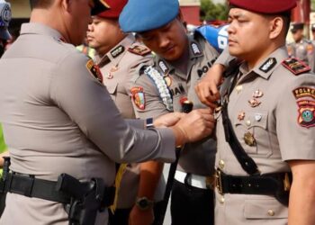 Tanda Jabatan : Kapolres Pelabuhan Belawan AKBP Janton Silaban menyematkan tanda jabatan kepada Kasat Reskrim yang baru Iptu Riffi Noor Faizal Tambolotutu, Senin (15/1/2024).(Foto dok/Humas Polres Belawan)