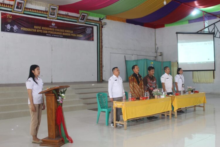 Komisi pemilihan umum daerah kabupaten nias barat laksanakan rapat koordinasi evaluasi kinerja perekrutan KPPS dan pengunggahan mandiri pada siakba, yang di hadiri seluruh PPK dan PPS se-kabupaten nias barat di aula tokosa hall nias barat pada senin 15 januari 2024.