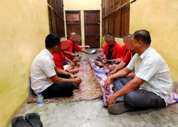 Pejabat Sementara Kasat Tahti Polres Samosir Aipda Saut H Siahaan, turut serta dalam pendampingan pemeriksaan kesehatan rutin terhadap 8 tahanan laki-laki dewasa di ruang Sat Tahti Polres Samosir pada hari Selasa (16/01/2024).