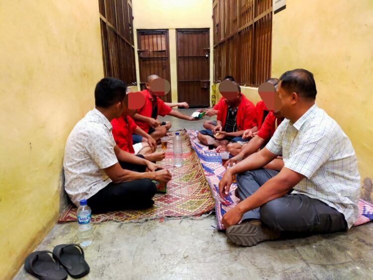 Pejabat Sementara Kasat Tahti Polres Samosir Aipda Saut H Siahaan, turut serta dalam pendampingan pemeriksaan kesehatan rutin terhadap 8 tahanan laki-laki dewasa di ruang Sat Tahti Polres Samosir pada hari Selasa (16/01/2024).