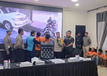 INTEROGASI PELAKU: Kapolrestabes Medan Kombes Pol Teddy John Sahala Marbun didampingi Kasat Reskrim Kompol Jama Kita Purba menginterogasi 2 pelaku pencurian kaca spion mobil berinisial DP dan RMC di Mapolrestabes; Selasa (16/1/2024).(Foto Dok/polrestabes)