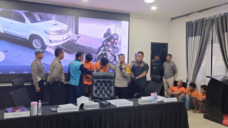 INTEROGASI PELAKU: Kapolrestabes Medan Kombes Pol Teddy John Sahala Marbun didampingi Kasat Reskrim Kompol Jama Kita Purba menginterogasi 2 pelaku pencurian kaca spion mobil berinisial DP dan RMC di Mapolrestabes; Selasa (16/1/2024).(Foto Dok/polrestabes)